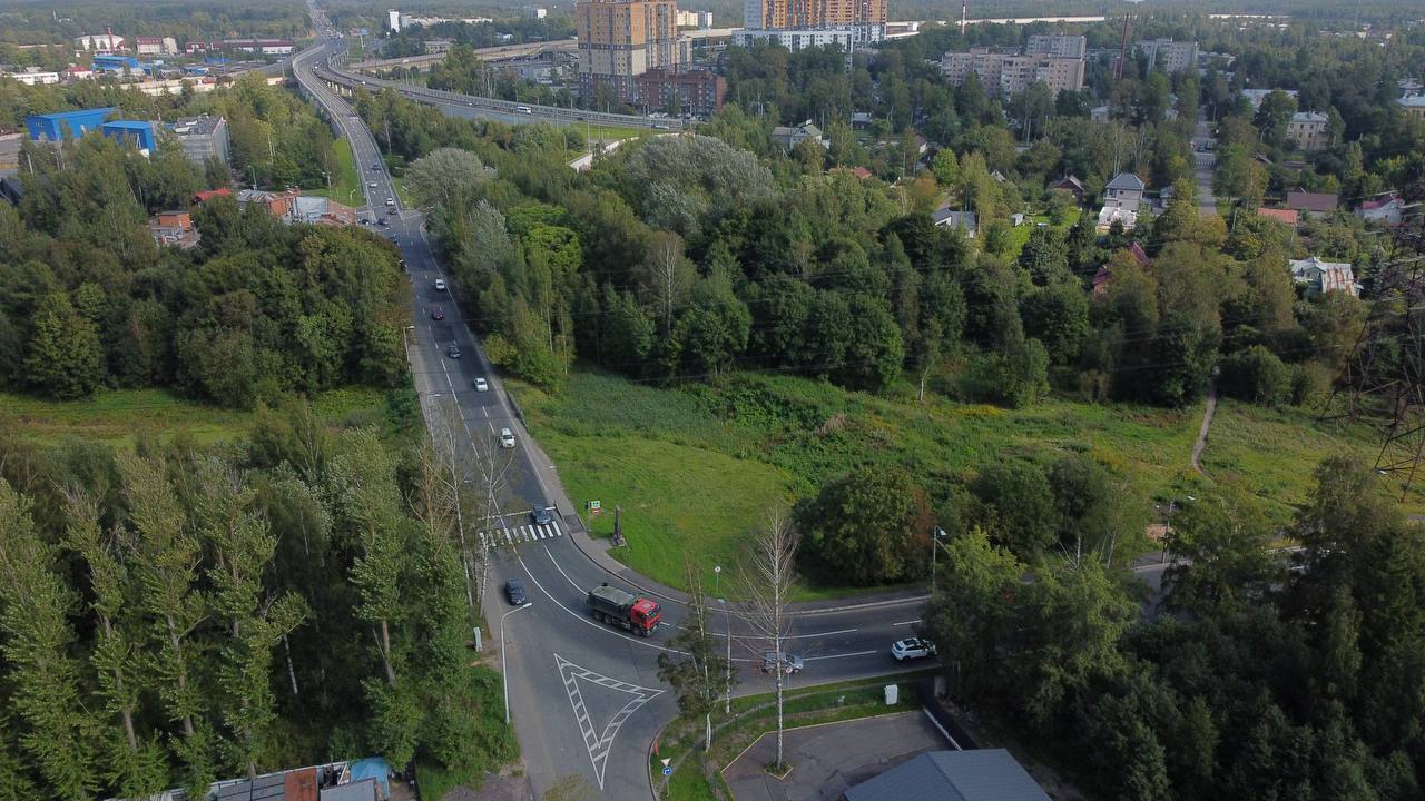 На Ржевской улице подключили новый светофор   По обращению администрации района световой регулировщик появился на пересечении улиц Ржевская и Красина. Дирекция по организации дорожного движения завершила работы по установке и подключению.   Теперь светофор позволит безопасно проходить к стеле Ржевского коридора и будущему общественному пространству, которое планируется здесь благоустроить в 2025-2026 годах.