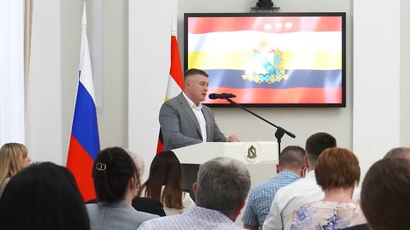 В приграничном курском Рыльске переизбрали мэра В Курской области 21 мая в ходе заседания Рыльской городской думы переизбрали главу города. Им повторно стал Сергей Курносов. Об этом сообщил в своем Telegram-канале глава Рыльского района Андрей Белоусов. Фото: со страницы Сергея Курносова во «Вконтакте» Подписывайтесь на «Ъ-Черноземье»