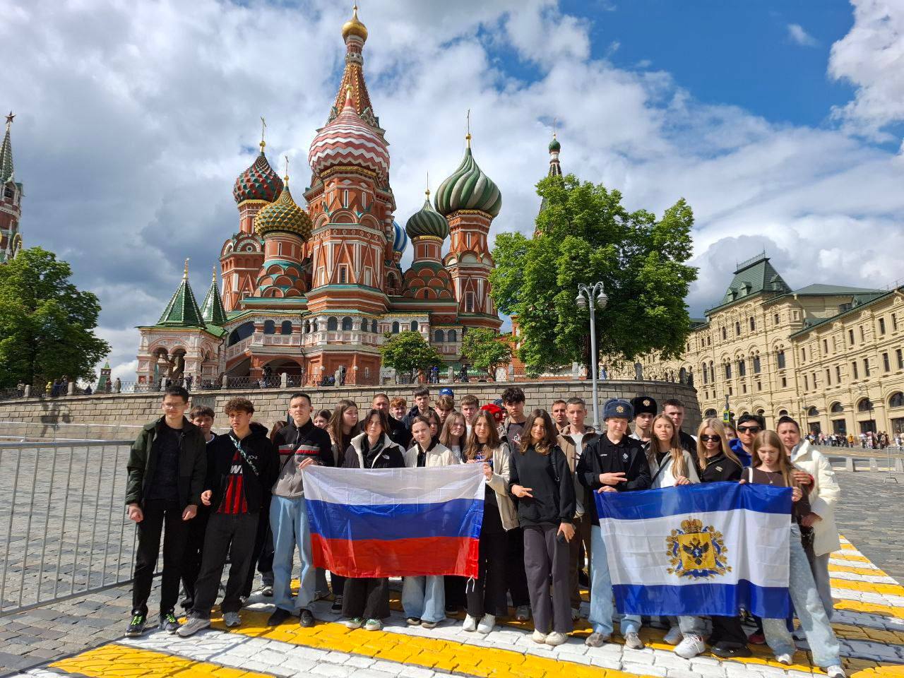 Школьники Херсонской области продолжают путешествовать по историческим местам России В рамках программ патриотического воспитания «Лица Победы» и «Дорога Победы. Орлиный штурм» 90 школьников из Херсонской области совершают образовательные поездки по различным регионам Российской Федерации. Поездки проходят в рамках инициативы «Новые горизонты», реализуемой Росмолодёжью по программе «Больше, чем путешествие». Проект охватывает детей и молодёжь Донбасса и Новороссии, а также Белгородской, Брянской и Курской областей.