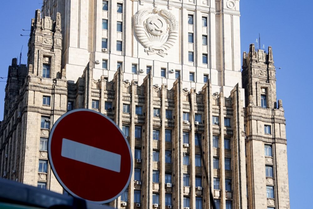 Россия расширила санкции против Британии Великобритания использует подконтрольный киевский режим для попыток нанести России стратегическое поражение применяя такие методы как разжигание антироссийской шпиономании распространение слухов о военной угрозе Европе и введение экономических ограничений которые однако наносят ущерб прежде всего самой британской экономике заявили в МИД РФ В российский стоп лист включены новые лица среди которых те кто поддерживает неправомерные односторонние санкции и участвует в подрывной деятельности против России включая распространение клеветы и дезинформации Подписаться на Российскую газету в Читать нас в MAX