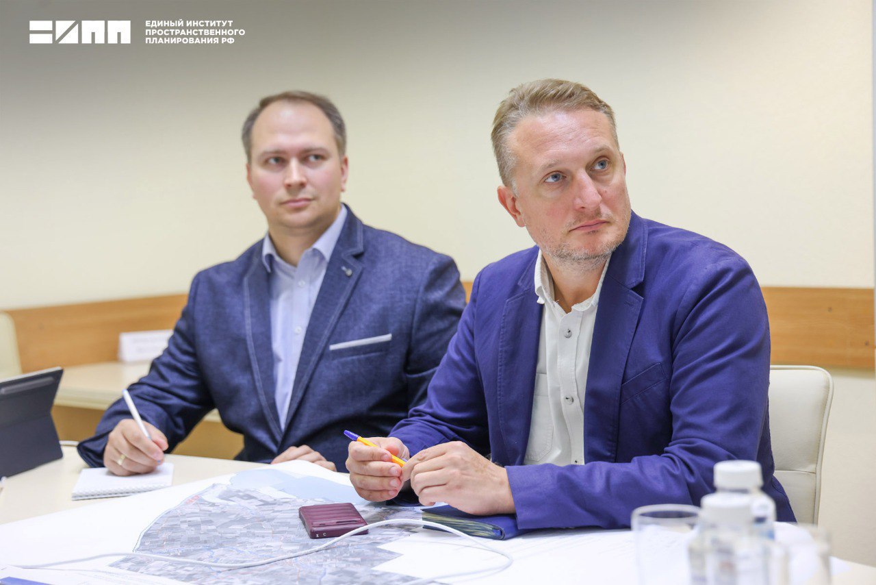 В Запорожской области создадут индустриальный и агротехнопарки В Приазовском муниципальном округе Запорожской области планируется масштабное развитие производственной и туристической инфраструктуры Об этом сообщили сообщили в Едином институте пространственного планирования ЕИПП РФ Определен экономический потенциал Приазовского округа сельское хозяйство обрабатывающая промышленность туризм и торговля говорится в сообщении В рамках генплана в округе появятся комбикормовый завод мукомольное предприятие хлебопекарня и индустриальный парк Кроме того запланировано строительство завода по производству кирпича предприятия по розливу минеральных вод а также фермы по разведению аквакультур В восточной части Приазовского будет создан агротехнопарк и элеваторная группа Особое внимание уделено развитию туристической отрасли Перспективные направления природно экологический спортивный и культурно познавательный Южная служба новостей