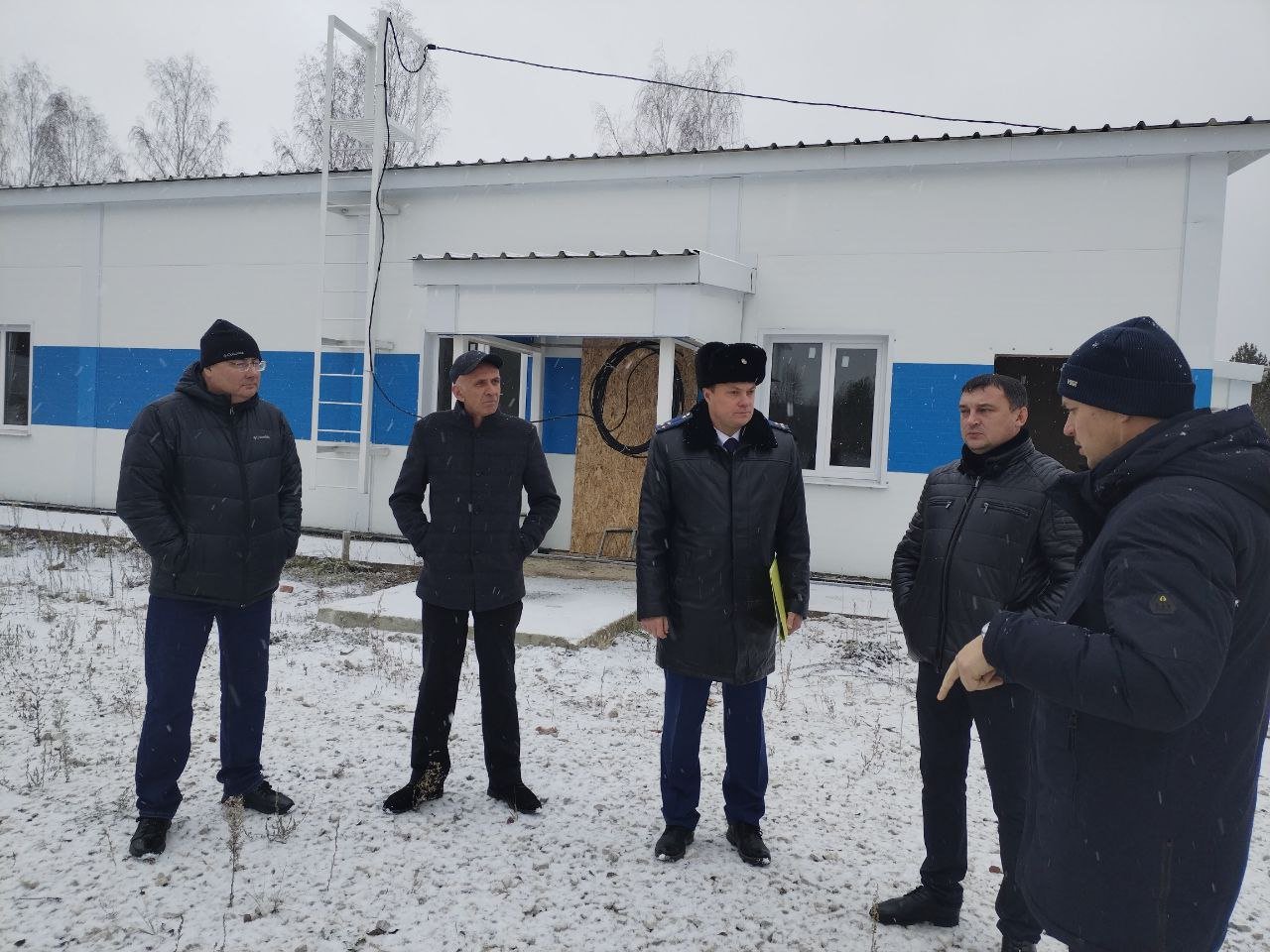 Прокуратура Барышского района проводит проверку исполнения законодательства при реализации мероприятий национального проекта "Экология".  ⏹ В частности, прокурор района Гридунов М.М. анализирует ход выполнения работ по реконструкции канализационных очистных сооружений и сетей канализации в г. Барыше.  ⏩ Особое внимание уделяется соблюдению подрядчиком сроков исполнения муниципального контракта, оценке деятельности заказчика и организации, осуществляющей разработку проектной документации.    При выявлении нарушений будут приняты необходимые меры прокурорского реагирования.