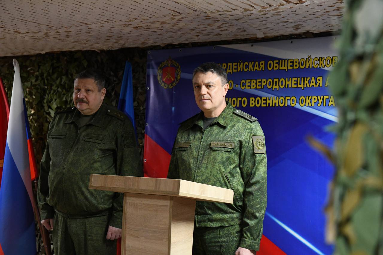 Больше 8 тысяч участников СВО и их родственников в ЛНР получили помощь в 2024 году. Об этом в своем Telegram-канале сообщил Глава ЛНР Леонид Пасечник. В рамках отчета перед Народным Советом ЛНР он рассказал о системе поддержки участников и ветеранов СВО, а также их семей, которая действует на территории Республики. «Нашим ребятам оказываются разнообразные меры поддержки, среди которых реабилитация и оздоровление после полученных ранений, обеспечение протезно-ортопедическими изделиями, организация отдыха, льготного обучения и питания детей из семей участников СВО. В 2024 году этой помощью воспользовались более 8 тысяч военнослужащих и их родственников. Немаловажной для них является и психологическая помощь. Будем работать над расширением мер поддержки», - отметил Глава ЛНР. Леонид Пасечник напомнил, что в Год защитника Отечества специально для участников СВО стартовала региональная кадровая программа «Герои Луганщины». С ее помощью они могут реализовать себя в управленческой деятельности. «Участники уже на стадии отбора продемонстрировали не только желание продолжать службу Родине, но и высокий уровень личной мотивации. Уверен, что эта программа будет способствовать притоку новых кадров в государственные и муниципальные органы, крупные предприятия. А для ребят это отличный способ найти себя в мирной жизни», - подчеркнул Глава Республики.