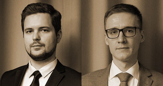 Снижение порога для уплаты НДС по УСН по грани конституционности С 1 января изменится ряд налоговых правил в том числе снижается порог доходов для признания организаций и ИП применяющих УСН плательщиками НДС с 60 млн рублей до 20 млн в 2025 году 15 млн в 2026 м 10 млн с 2027 года По мнению юристов KLP Legal Эдуарда Галицкого и Руслана Чермита наиболее дискуссионный с правовой точки зрения вопрос состоит не в том что порог по НДС для УСН снизили а в том что его снизили применительно к периоду 2025 год который почти завершился на момент принятия соответствующего закона И этот период опосредует признание налогоплательщиков плательщиками НДС уже с 1 января 2026 года Налогоплательщики применявшие УСН до начала соответствующей реформы исходили из того что соответствующий порог для признания их плательщиками НДС в 2025 году составит 60 млн рублей и могли ориентироваться на то что он преодолен ими не будет То есть планирование бизнес активности проводилось при определенных вводных но эти вводные в процессе ведения деятельности изменились Но все ли так однозначно и действительно ли можно признать нарушение подобными изменениями налоговых конституционно правовых гарантий ЧИТАТЬ БО практика Подписаться на Б О