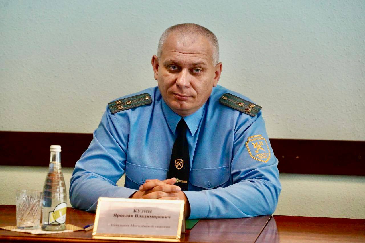 Таможенная служба на внешних рубежах должна оперативно реагировать на вызовы и даже угрозы, поэтому мы постоянно взаимодействует с другими силовыми структурами Таким мнением во время представления коллективу поделился новый начальник Могилевской таможни Ярослав Кузин. — Основная наша задача — это защита экономических интересов Республики Беларусь. Особенно это важно в период санкционного давления. Коллектив могилевской таможни будет стараться в полной мере соответствовать реалиям и сегодняшним задачам и ответственно их исполнять, — подчеркнул новый руководитель таможни. Ярослав Кузин рассказал, что могилевские таможенники выполнили все показатели за пять месяцев текущего года, и отметил их динамичный рост.