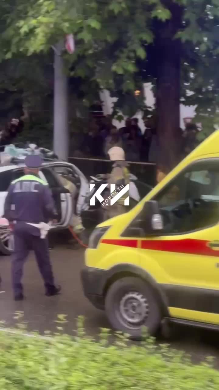 Серьезное ДТП в Краснодарском крае: легковушка врезалась в столб