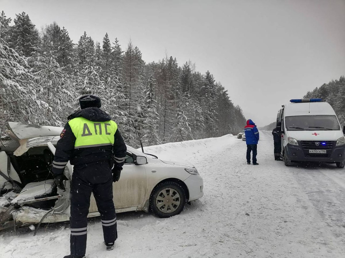 На 333 км автодороги «Екатеринбург-Нижний Тагил-Серов» вблизи Серова произошла трагедия    По предварительным данным, 28-летняя девушка за рулём «Тойота», двигаясь в направлении Екатеринбурга, выбрала небезопасную скорость, выехала на встречку и столкнулась с машиной скорой помощи.  Два пассажира иномарки, 67-летний мужчина и 74-летняя женщина, сидевшие на задних сидениях, погибли на месте, до прибытия бригады медиков.  В машине скорой помощи находились водитель и фельдшер, они не пострадали.  Фото: ГАИ Свердловской области   «Уральский меридиан»