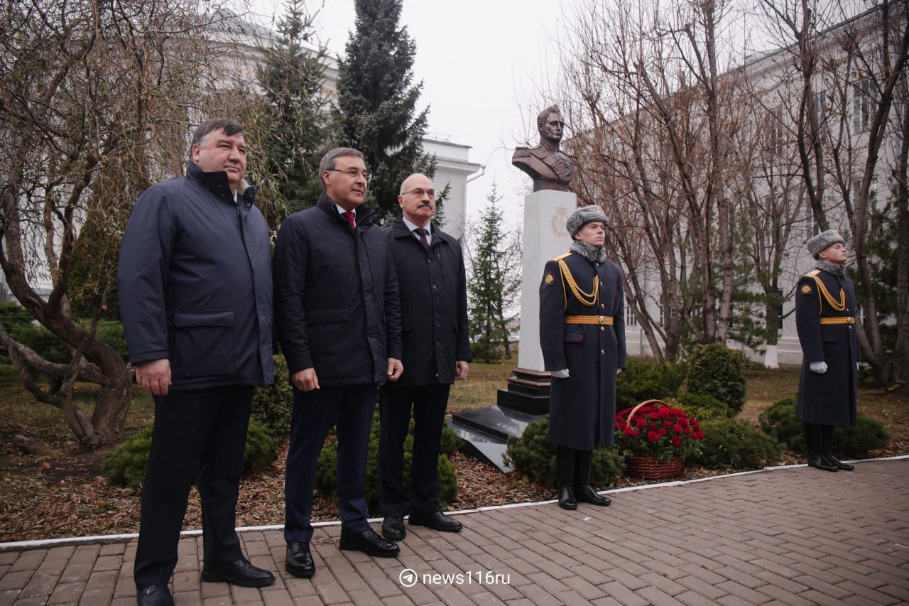 В КФУ окрыли бюст Александру I, основавшему вуз  Показываем, как это было   Первым гостей поприветствовал «хозяин» праздника ректор КФУ Ленар Сафин.  — К истории можно относиться по-разному, но это наша история. Поэтому мы ей гордимся, и я всех поздравляю с нашим общим праздником, — сказал ректор.  Также на церемонию приехали федеральные гости: министр науки и высшего образования РФ Валерий Фальков и председатель комитета Госдумы по науке и высшему образованию Сергей Кабышев.  Потом они все вместе пошли на ученый совет, а гости и студенты — класть гвоздички к бюсту.    116.RU   Новости Казани