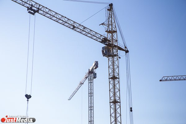 В Екатеринбурге в стадии строительства по данным ЕИСЖС находится около 5 4 млн кв метров Это исторический максимум для столицы Урала Несмотря на то что предложение растет количество кранов в городе снижается По словам руководителя аналитического отдела УПН Михаила Хорькова это связано с тем что сегодня в городе домов на конечной стадии и начальной стадии строительства где последние еще или уже не нужны На стадии подготовки площадки котлована фундамента находится 1 8 млн кв метров жилья Это очень много Получается что каждую третью квартиру в общей структуре предложения только начинают строить говорит Михаил Хорьков Аналитик также отметил что квартир на рынке Екатеринбурга как и ранее очень много Конкуренция высокая и судя по настроениям девелоперов выбор у потенциальных покупателей останется максимально широким и в 2026 году По итогам октября по объему строящегося жилья среди городов России Екатеринбург занял третью строчку уступив Краснодару и Москве justmediaru