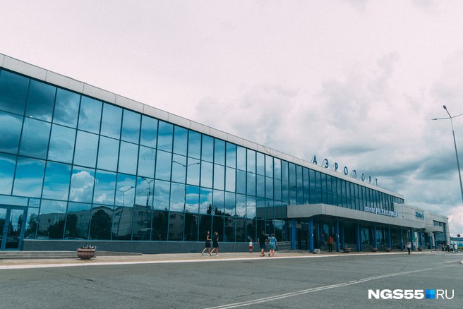 Сегодня 31 декабря в омском аэропорту массово задержали рейсы Вовремя не вылетели 12 самолетов Такие данные отображаются на онлайн табло Среди направлений на которых случились задержки Пхукет Москва аэропорты Шереметьево и Домодедово Санкт Петербург и Казань Большая часть авиалайнеров сейчас все таки вылетела в пункт назначения В аэропорту до сих пор ждут только пассажиры рейса в Москву который выполняет компания Северный ветер Они должны были отправиться в столицу еще в 4 часа утра но это так и не произошло Судя по информации на онлайн табло аэропорта вылет случится только после боя курантов в 00 55 Будьте в курсе даже офлайн NGS55 в MAX