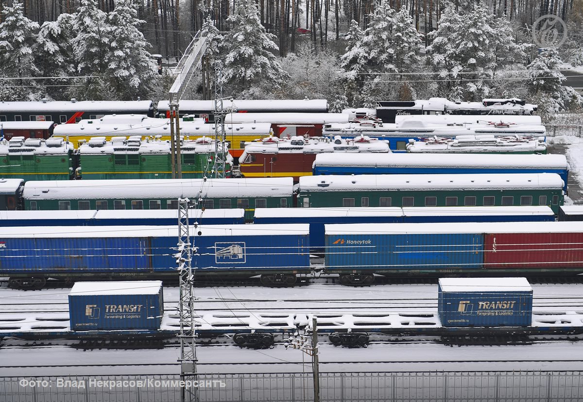 Контейнерные перевозки в 2025 году снизятся сильнее чем ожидалось Объем российского рынка по итогам года может сократиться на 4 6 Наиболее позитивные ожидания остаются связаны с ростом экспорта чему может способствовать внешний спрос и открытие новых контейнерных сервисов Эксперты отмечают что российский контейнерный рынок как и мировой становится непредсказуемым Неопределенность создают торговые войны дефициты бюджетов государств ужесточение денежно кредитной политики в мире деглобализация формирование локальных торговых союзов и протекционизм а также импортозамещение и производство продукции более высокого передела внутри стран Ъузнал