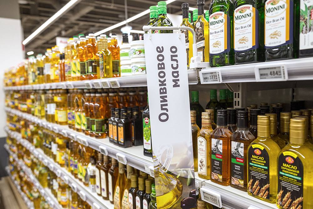 Половина проверенного оливкового масла оказалась подделкой Из 15 образцов проверенного оливкового масла в семи выявлен фальсификат Об этом сообщили журналистам в Роскачестве Отмечается что специалисты ведомства анализировали жирнокислотный состав Этот метод позволяет с высокой точностью выявить примеси других масел например подсолнечного или рапсового которые незаконно добавляют для снижения себестоимости говорится в сообщении ведомства При этом пять из семи марок нарушителей были позиционированы как масло высшего сорта Это ТМ Agrolive Columb Feudo Verde Nygellaoil Vesuvio Еще два ТМ Columb Olive Tree заявлены как смесь оливковых масел но экспертиза показала наличие иных примесей В Роскачестве обратили внимание что недобросовестные производители легализуют фальсификат так они пишут на бутылке что это оливковое масло но при таможенном декларировании используют код который предназначен для смесей растительных масел и формально разрешает наличие других жиров По итогам проверки подтверждено качество и чистота торговых марок  Filippo Berio  Monini  ITLV  Vegetelle  De Cecco  Olivea  Borges Фото Евгений Разумный Ведомости ТАСС Подписаться на Российскую газету в Читать нас в MAX