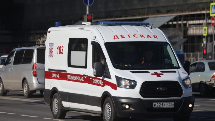 Школьница из Москвы попыталась совершить суицид из-за угроз мошенников, но вовремя вызвала скорую помочь и позвонила родителям. 13-летняя девочка попала в больницу 24 апреля. По словам источников, в тот день школьница сидела в одном из ботов для знакомств в «Телеграме», где познакомилась с другой девочкой. В процессе переписки новая знакомая попросила прислать геолокацию, но девочка просто отправила ей примерное местоположение с указанием района. В ответ школьнице пришло видео, на котором неизвестные в форме ВСУ поприветствовали её. Вскоре девочке начали поступать звонки от «сотрудников ФСБ» и «налоговой службы». Они требовали провести «проверочные мероприятия». В итоге пордосток под давлением неизвестных выполнила их требования, но настолько сильно испугалась, что попыталась совершить суицид. К счастью, через некоторое время семиклассница одумалась и вызвала скорую. Сейчас школьница в больнице. К счастью, жизни девочки ничего не угрожает. Также она рассказала сотрудникам полиции, что звонившие постоянно были с ней на связи, давили на неё и не давали ей времени о чём-то подумать. В итоге она даже не успела позвонить родителям, перед тем как начала выполнять задания.