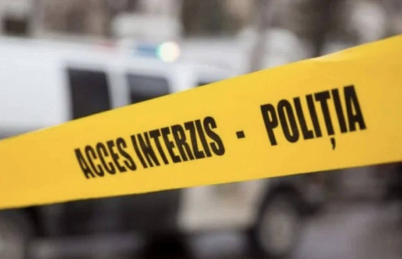 Пастуха убили и закопали в овраге жестокое преступление в Комратском районе Тело 35 летнего мужчины уроженца Вулканешт нашли в овраге вблизи посёлка Светлый Об его исчезновении ранее сообщила сестра мужчина несколько дней назад уехал на работу и перестал выходить на связь По предварительным данным мужчина вместе с двумя другими пастухами распивал алкоголь В ходе застолья между ними вспыхнул конфликт и двое собутыльников предположительно убили жертву Чтобы скрыть преступление тело положили в мешок и закопали в овраге Оба подозреваемых задержаны на 72 часа возбуждено уголовное дело  Подпишись на ГРТ