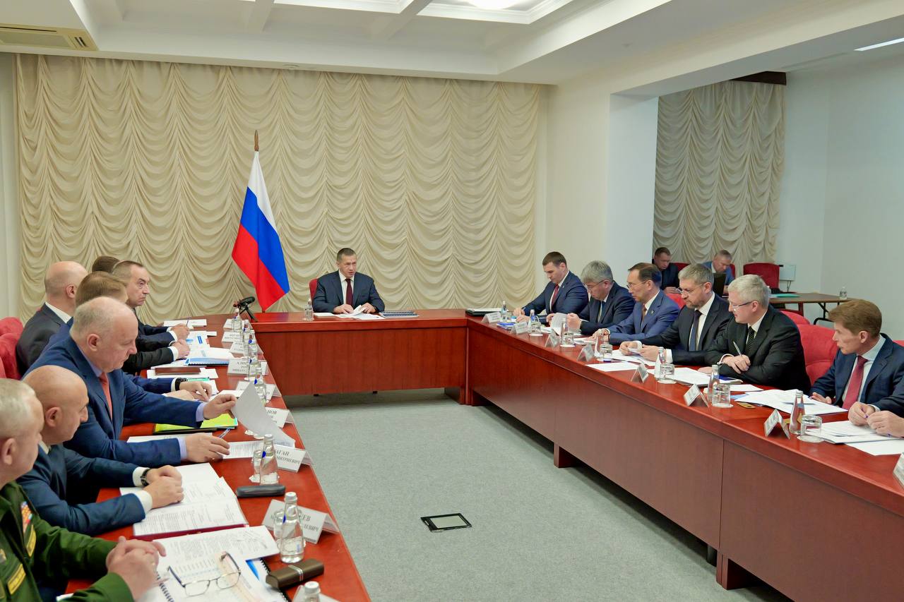 Полпред ДФО Юрий Трутнев провел заседание Совета Дальневосточного федерального округа. Обсудили вопросы поддержки наших бойцов и привлечения в регионы инвестиций. Магаданская школа БПЛА при поддержке ТОР «Патриотическая» смогла значительно увеличить производство беспилотных летательных аппаратов разных типов, разработать и протестировать образцы мобильных средств РЭБ. Качество изделий зарекомендовало себя у военных различных частей и соединений. Эту работу будем продолжать и наращивать. В рейтинге инвестиционной привлекательности Магаданская область занимает высокие позиции. Компании федерального уровня готовят проекты по строительству золотоизвлекательных фабрик, капиталовложениям в геологоразведку. Одновременно прорабатываем программы развития округов с учётом проектов социального партнёрства. Отмечу: новый преференциальный режим территории опережающего развития с налоговыми льготами Особой экономической зоны создаёт уникальные условия для предприятий-инвесторов.