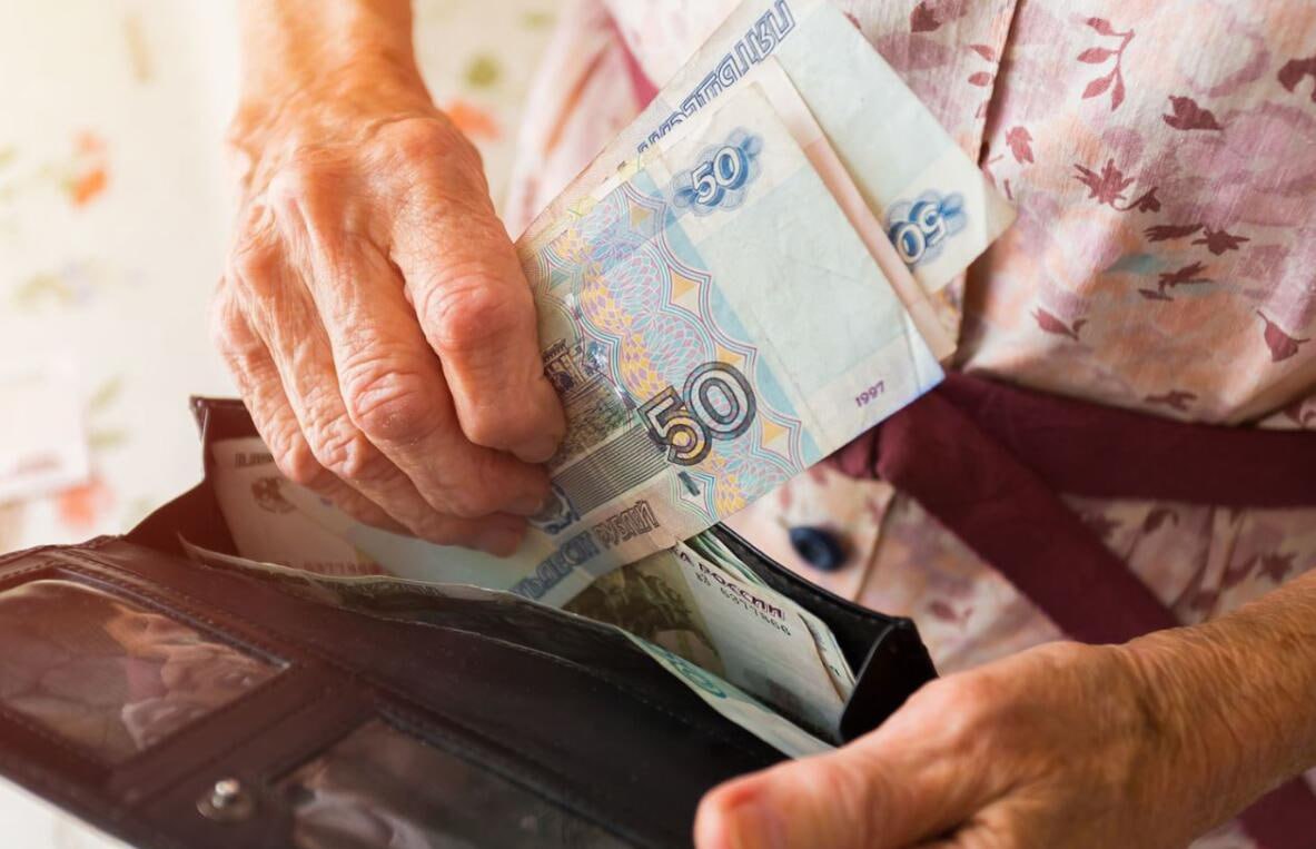 Россиянам пообещали рост пенсий выше инфляции В 2026 году выплаты будут индексироваться дважды. Первое повышение пройдет с 1 февраля, второе — с 1 апреля и будет осуществляться с учетом роста доходов бюджета СФ. За счет двухэтапности индексации пенсий россиян их размеры вырастут темпами выше инфляции, то есть в реальном выражении, пояснили эксперты. У работающих пенсионеров в августе 2026 года будет еще и третье повышение пенсий — беззаявительная корректировка выплат с учетом индивидуальных пенсионных коэффициентов, которые будут заработаны ими в 2025 году. Все повышения будут проведены автоматически — заявления от граждан не потребуются ни в бумажном, ни в электронном виде.