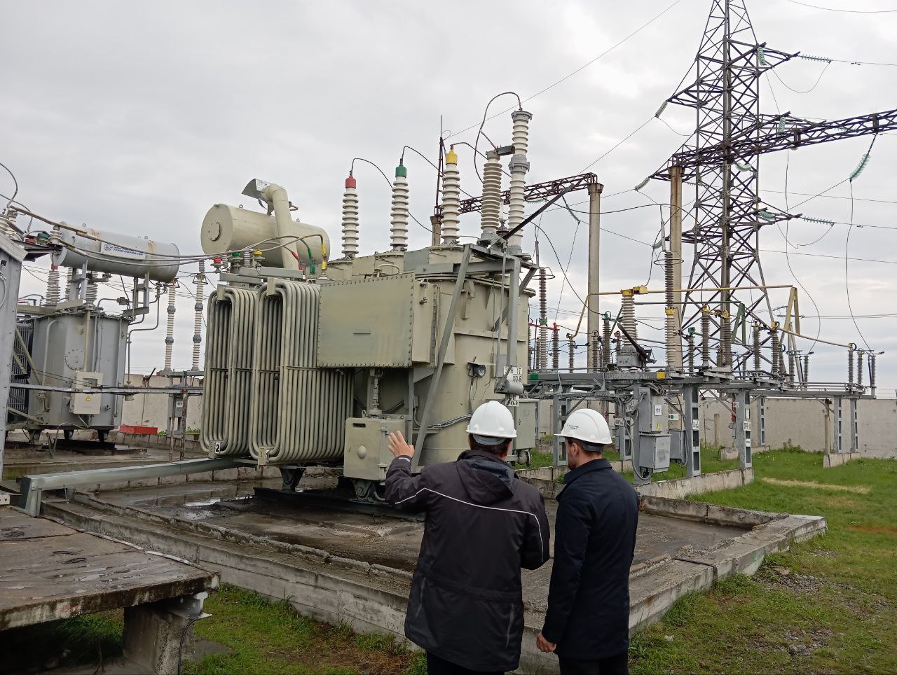 Энергетики продолжают восстанавливать электроснабжение в населенных пунктах республики В результате прохождения штормового фронта 7 и 8 июля 2025 г. по территории республики произошло нарушение подачи электроснабжения в 16 населенных пунктах и 4 муниципалитетах. Всего без электроснабжения находились 3680 жилых домов и 16 социально значимых объектов. На данный момент без электричества остаются 13 населенных пунктов в 3 муниципалитетах Черногорск, Алтайский район, Усть-Абаканский район и 12 социально-значимых объектов. Ремонтные работы продолжаются, задействованы 12 бригад и 16 единиц техники. Работы планируют завершить к 00:00 ч. 9 июля, но продолжающиеся неблагоприятные погодные условия могут повлиять на сроки проведения восстановительных работ. #ВалентинКоновалов #ГлаваРХ #Хакасия