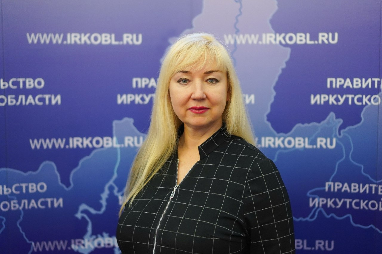 Следком Прибайкалья предъявил обвинение главе минимущества Марине Быргазовой Следователи СУ СКР по Иркутской области предъявили обвинение министру имущественных отношений региона Марине Быргазовой. Об этом сообщает пресс-служба следкома. Быргазову обвиняют в превышении должностных полномочий из личной заинтересованности. В сентябре 2023 года она заключила госконтракты на покупку 21 квартиры в посёлке Залари для детей-сирот. В феврале 2024 года комиссия по приёмке жилья составила заключения о том, что недвижимость не соответствует условиям госконтрактов. Заключения передали Быргазовой, но она всё равно подписала акты приёмки, а квартиры были переданы для специализированного найма. 22 мая Марине Быргазовой предъявили обвинения и избрали мерой пресечения запрет определённых действий. Ей нельзя общаться с сотрудниками министерства, пользоваться интернетом и так далее. Следствие ходатайствует о снятии Быргазовой с поста министра. #иркутск
