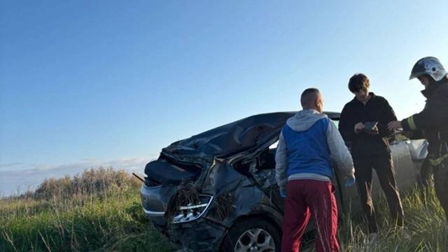 Смертельная авария произошла на трассе Р-240. Около Салавата «Опель Астра» съехала в кювет и перевернулась. Прибывшие спасатели вытащили из машины троих мужчин и передали медикам. Еще один 20-летний парень, к не счастью, погиб. Подпишись на «Короче, Стерлитамак»