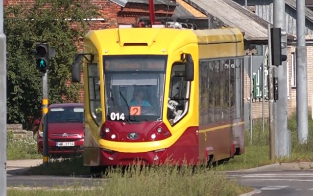 Из больницы Даугавпилса уволили граждан России и Беларуси Всех граждан России и Беларуси 30 января уволили из больницы латвийского Даугавпилса объявив их угрозой национальной безопасности сообщает журналист Алексей Стефанов в своём телеграм канале Этот шаг власти обосновали тем что обычная больница якобы является стратегическим объектом Под увольнение попали по данным Алексея Стефанова 58 человек которые родились в балтийской республике или прожили в стране несколько десятилетий Отмечается что они никаким образом не демонстрировали свои политические взгляды Их выгнали с работы в течение одного дня и даже не предложили компенсации Подробнее