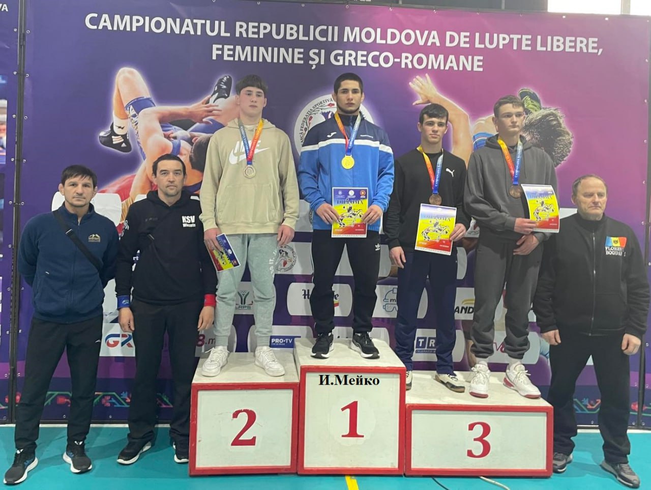Борьба за золото Сегодня воспитанник Бендерской школы борьбы Игнат Мейко будет бороться титул чемпиона среди кадетов U17. Чемпионат Европы по греко-римской борьбе проходит в Скопье Северной Македонии . На пути к финалу Игнат Мейко в весовой категории до 71 кг одержал 4 победы: над борцами из Чехии, Славакии, Греции, России. В финальной схватке его соперником станет спортсмен из Грузии. Для Бендерской школы борьбы это будет третья награда мирового уровня в этом году. Сегодня решится - золото или серебро завоюет бендерчанин. Тренируется борец греко-римского стиля у Александра Половеева. С момента создания Приднестровской Молдавской Республики свыше 120 воспитанников Бендерской школы борьбы стали призерами чемпионатов мира и Европы, а также стран СНГ. Держим кулачки!