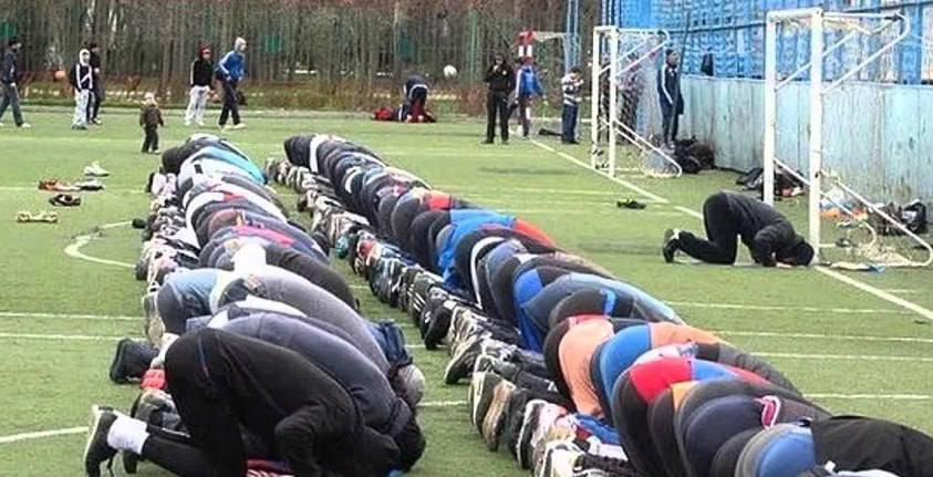 Исламизация шагает по стране в Москве появится мусульманская футбольная лига среди любителей Играть в ней смогут только да вы всё правильно поняли тут дружбауродов не работает только для своих И это не пустая вывеска а лига с действующими по шариату правилами В Москве создана футбольная лига UMMA LEAGUE для того чтобы объединить разрозненные команды и турниры духовных управлений мусульман под единый формат религиозного проекта создав тем самым мусульманскую футбольную лигу столицы Важно чтобы все участники соблюдали правила лиги например по соблюдению дресс кода когда нельзя показывать аурат Мат тоже под запретом за это игрок получает предупреждение или дисквалификацию на несколько игр Создание проекта поддержали профессиональные футболисты из команд Мир РПЛ исповедующие ислам рассказал руководитель лиги Ринат Каюмов Попробуйте себе представить что православные создали футбольную лигу куда могут вступить только православные С крестами хоругвями и вот этим всем Визгу было бы мама не горюй Там персонажи типа Барана Максимова и фашизм бы обнаружили и нацизм и анархо капитализм до кучи У новиопов сигнализация такая включается всякий раз когда русские организуются буде то в футбол поиграть или во дворе театральное мероприятие провести Работает исключительно в одну сторону в русскую Ежели кто другой организуется то никаких вопросов Дилдошот вот тебе 10 млн рублей на проведение пловного фестиваля накрывай поляну ставь казаны будем русских в общечеловеков превращать Русский взгляд Подписаться