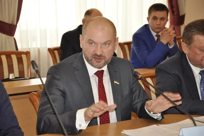 Депутата уфимского горсовета задержали по делу Башспирта Сотрудники УФСБ задержали в Уфе предпринимателя и депутата городского совета Александра Дегтева Ему вменяют присвоение или растрату сообщает РБК Меру пресечения сегодня изберёт Советский райсуд следствие настаивает на заключении под стражу Продолжает смыкаться цепочка вокруг дела Башспирта А именно с арендой помещений Дегтев совладелец 17 уфимских организаций включая компанию Образовательный центр Пушкин Именно эта фирма сдавала Башспирту в аренду здание на Пушкина 85 1 объект культурного наследия 1 й губернский музей Напомним что в апреле 2025 года Образовательный центр Пушкин подал иск к Башспирту о взыскании долга по аренде 21 3 млн руб плюс неустойка Прокуратура ответила встречным иском требовала признать договор аренды 2020 года ничтожным цена завышена конкурентных процедур не было и взыскать с центра 235 7 млн руб Однако 14 апреля 2026 года суд встал на сторону арендодателя взыскал с Башспирта 45 2 млн руб а прокуратуре отказал Решение пока не опубликовано Ранее по схожим эпизодам ущерб Башспирту более 100 млн руб привлекли экс гендиректора предприятия Рауфа Нугуманова экс директора ТД Башспирт Александра Компанченко и бывшего депутата Артура Хазигалеева Но в декабре 2025 года кассация отменила приговоры и вернула дело в прокуратуру Сейчас суд решит отправится ли депутат Дегтев в СИЗО Следим за развитием событий  Обратная связь  Подписаться  Подписаться в MАХ