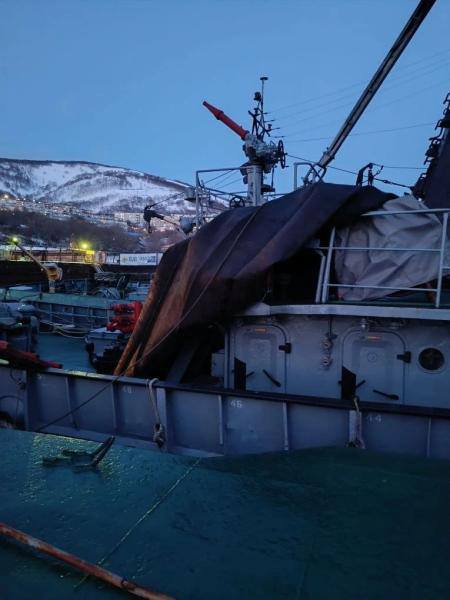 Один человек погиб на месте второй госпитализирован на производственной территории в районе бухт Солёное Озеро и Щитовая при утилизации судна произошёл несчастный случай Разорвался пневматический ролл мешок отлетевшие детали травмировали двух работников Транспортная прокуратура взяла на контроль расследование обстоятельств ЧП Подписаться Предложка Чат