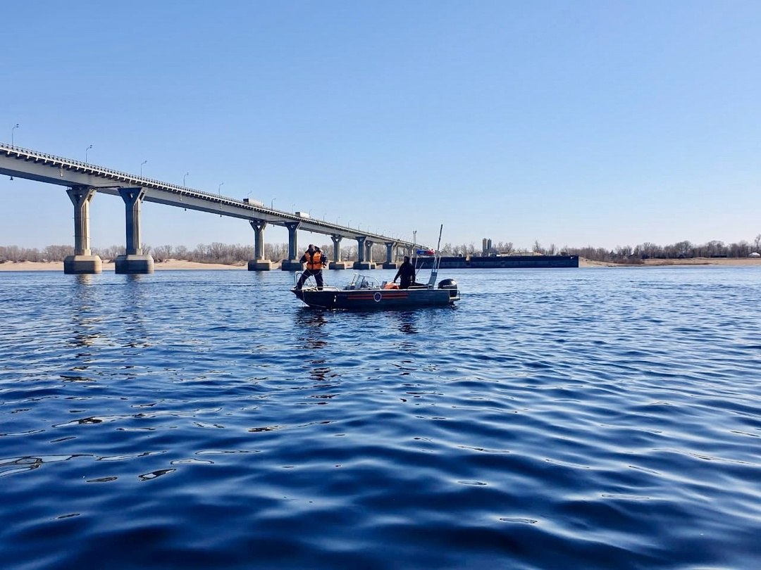 Водолазы службы спасения разыскивают тело мужчины под мостом через Волгу  Второй день на Волге водолазы Службы спасения разыскивают тело пропавшего молодого мужчины, чей телефон обнаружили возле одного из фонарных опор «танцующего» моста. Трагедия случилась в Центральном районе Волгограда накануне.   В службу 112 позвонила встревоженная девушка. Она сообщила, что ее 24-летний знакомый прислал страшное СМС-сообщение. С тех пор водолазы обследуют предполагаемое место происшествия.   Фото: ГКУ Служба спасения