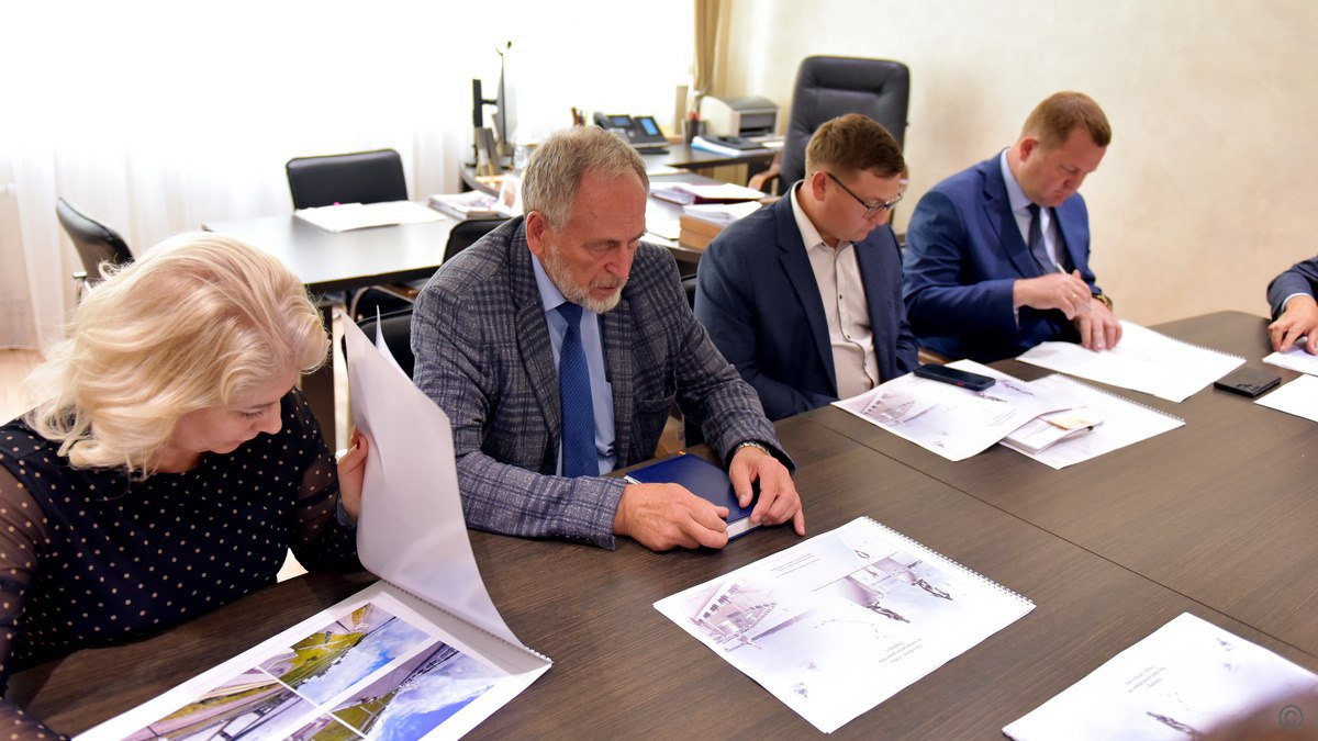 Новый арт-объект в рамках проекта туристического кода установят на набережной Оби в Барнауле    "По поручению главы города дополнительно были проработаны совместно с заместителем директора МКУ "Архитектура города Барнаула" Сергеем Боженко вопросы, связанные с определением места размещения арт-объекта на набережной Оби и видом постамента. Предлагается разместить постамент со скульптурой, отлитой из легированной стали, высотой 4 метра в виде женского образа, олицетворяющего реку Обь, вдоль подпорной стенки набережной реки. Скульптура будет ориентирована лицом на восток. Лицевую часть подпорной стенки украсит название объекта, буквы которого выполнены из листовой бронзы", — рассказала руководитель отдела по развитию туризма Юлия Трепезникова.  На тротуарной плитке набережной планируется разместить изображение, которое имитирует русло Оби с ее притоками — от места слияния рек Бии и Катуни до города Салехарда, а по сторонам установить бронзовые символы городов, расположенных на реке Обь.   Приступить к установке арт-объекта планируется в ближайшее время, отметили на совещании по вопросам его установки в рамках проекта туристического кода центра Барнаула.  Фото: мэрия Барнаула