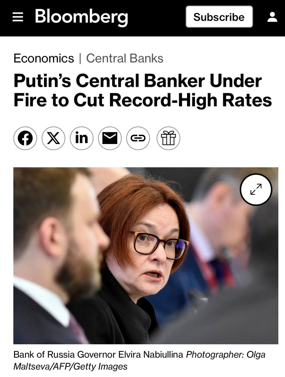 Bloomberg узнал о растущем давлении на Набиуллину из-за ключевой ставки Председатель Банка России Эльвира Набиуллина сталкивается с растущим давлением и требованиями снизить высокую ключевую ставку на фоне опасений по поводу ее влияния на бизнес. Об этом пишет Bloomberg со ссылкой на источники. Правительство России ожидает, что ЦБ снизит ключевую ставку, поскольку ее влияние на бюджет и гражданские отрасли становится «все более очевидным», утверждают трое собеседников агентства. Некоторые призывают к снижению ставки уже на ближайшем заседании Центробанка 6 июня. ЦБ удерживает ключевую ставку на уровне 21% с октября прошлого года, пытаясь остудить инфляцию. Месяцы высоких расходов по займам сказываются на значительной части экономики, особенно на секторах, не связанных с оборонной промышленностью, пишет Bloomberg