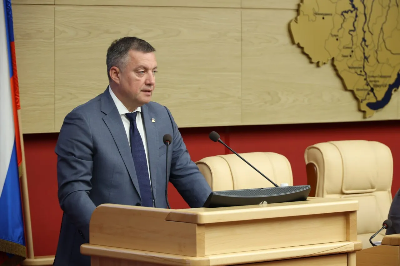 Депутаты Заксобрания Иркутской области единогласно одобрили изменения в Устав региона согласно которым губернатор сможет занимать должность главы правительства Теперь правительством Иркутской области будет руководить губернатор Игорь Кобзев Это важные поистине тектонические изменения в системе органов государственной власти Отныне все основные административные полномочия по управлению регионом сосредоточены в руках губернатора Ранее Игорь Кобзев заявлял что готов лично взять на себя ответственность за работу властей в текущей непростой экономической реальности Именно поэтому он решил возглавить правительство а не делегировать эти полномочия кому то другому   Подпишитесь МАХ Telegram