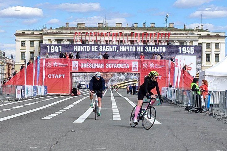 В Петербурге стартовала Звездная эстафета к 80-летию Победы На Дворцовой площади Санкт-Петербурга дан старт традиционной легкоатлетической Звездной эстафете. В этом году она посвящена 80-летию Великой Победы. Одновременно проходит и Майская эстафета, которая приурочена к открытию летнего спортивного сезона. Как пояснили в пресс-службе Смольного, изначально это были две самостоятельные эстафеты, однако со временем их объединили в одну. При этом каждая сохранила свое историческое название.