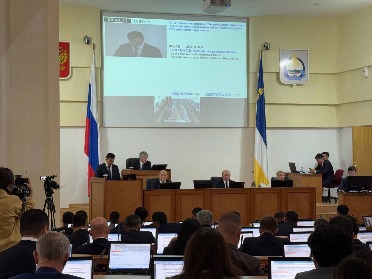 В Конституцию Бурятии внесли изменения Депутаты Народного Хурала приняли изменения в Конституцию Бурятии сегодня на 14 й сессии Законопроект внес глава республики Поправки связаны с федеральным законом Об общих принципах организации местного самоуправления в единой системе публичной власти Теперь в некоторых случаях глава Бурятии сможет назначать временно исполняющего обязанности главы муниципалитета Также усиливается ответственность руководителей муниципальных образований Глава республики получает право снять главу района с должности если он плохо выполняет свои обязанности с учётом мнения местного совета не раньше чем через год после вступления в должность если дважды и более отклонялись предложения об его отставке с учётом мнения Совета муниципальных образований не раньше чем через два года после вступления в должность Кроме того уточнили некоторые термины в соответствии с федеральным законодательством   Канал Ариг Ус в MAX