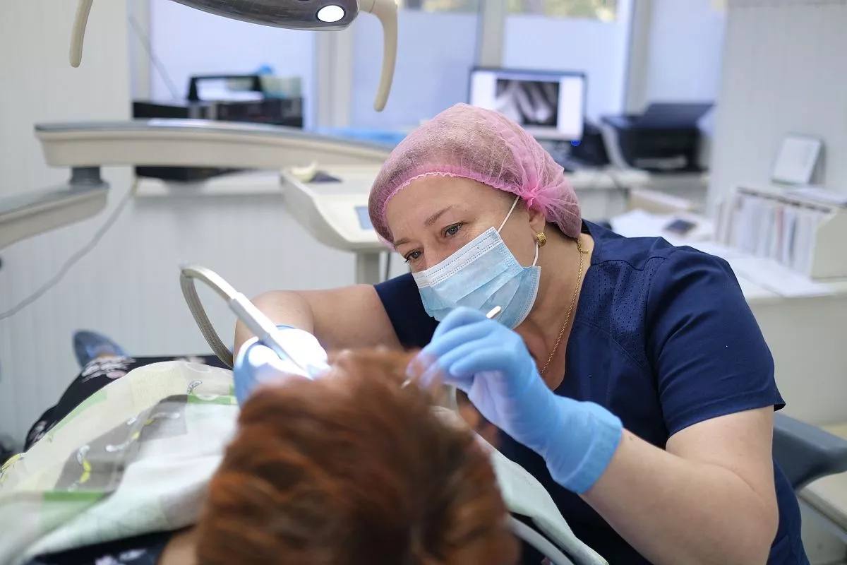 Многодетным матерям хотят разрешить тратить маткапитал на стоматологические услуги В Госдуму внесут законопроект который позволит многодетным мамам использовать средства маткапитала для оплаты стоматологических и ортодонтических услуг в государственных и муниципальных клиниках по системе ОМС Инициатор депутат Дмитрий Гусев Справедливая Россия За правду Сейчас маткапитал нельзя тратить на стоматологию хотя это важно для здоровья женщин Кубанские Новости   Мы в MAX