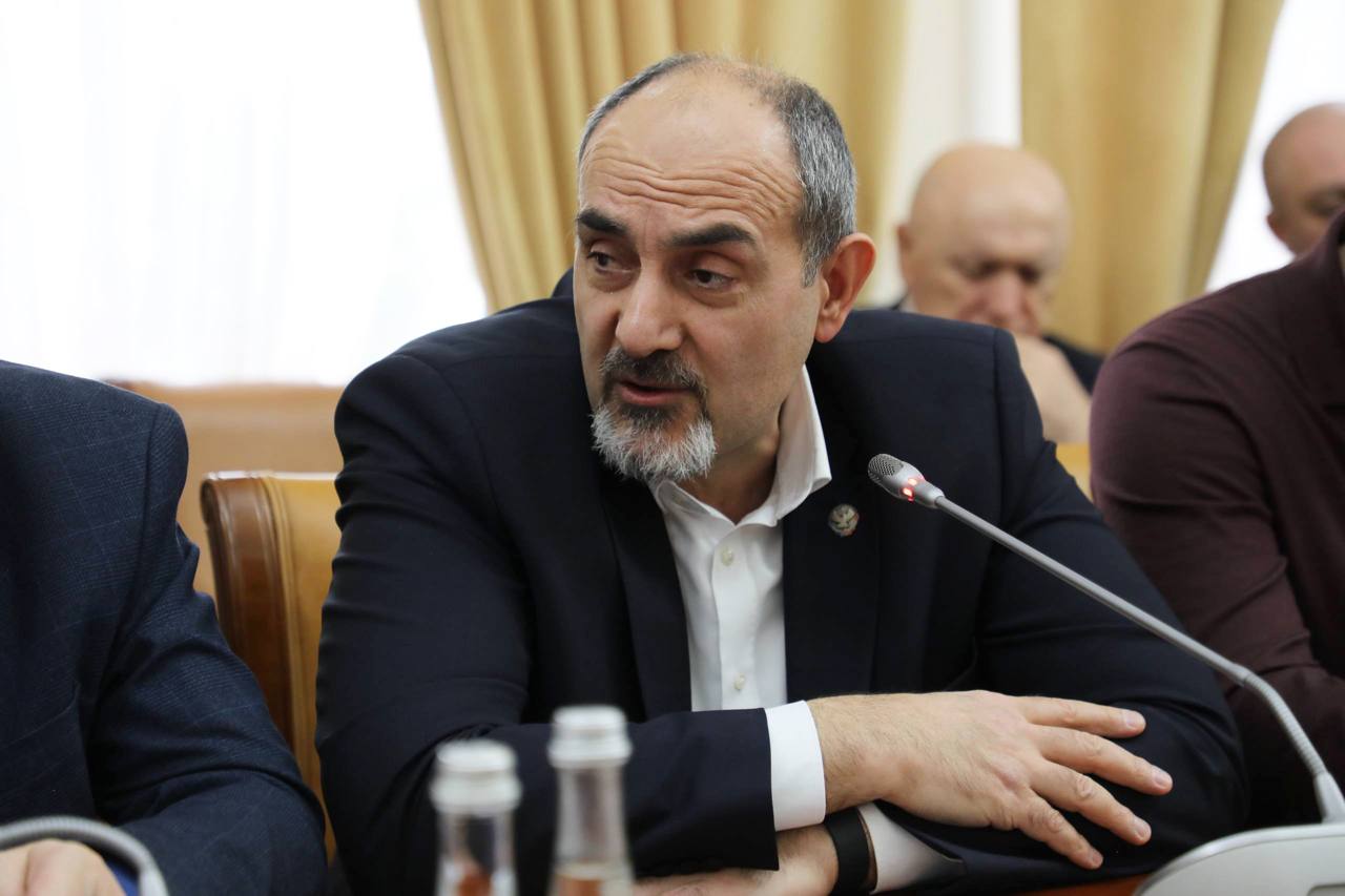 Ситуация с обеспечением коммунальных ресурсов в социальных объектах на особом контроле На совещании с вице премьерами руководителями органов власти ресурсоснабжающих компаний и МЧС Председатель Правительства РД Абдулмуслим Абдулмуслимов затронул вопрос обеспечения школ и детских садов отоплением и другими коммунальными ресурсами Дети скоро выйдут на занятия Как обстоят дела в школах Руководители управлений образования в муниципалитетах и директора школ должны иметь полную информацию и своевременно представлять в Минобрнауки для реагирования озвучил премьер министр Глава Минобрнауки Дагестана Яхья Бучаев доложил что ситуация в школах и детских садах в части обеспечения коммунальными услугами находится под контролем ежедневно о ситуации докладывается в министерство Мы на круглосуточной связи с руководителями учебных организаций мониторим ситуацию по каждому объекту сказал Бучаев   Подпишись на ДП в МАХ