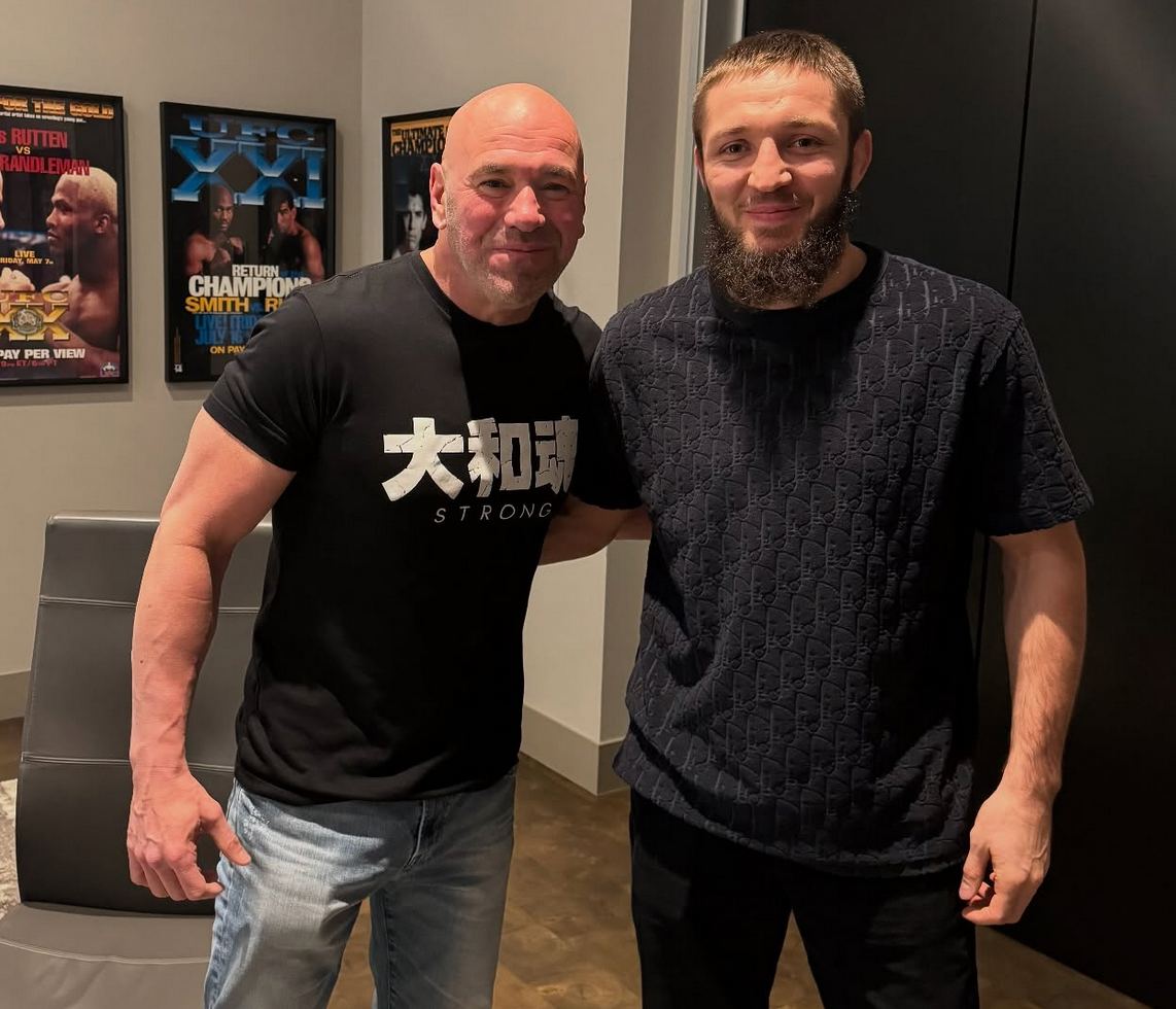 Сайгид Изагахмаев ранее давал понять что подписал контракт с UFC Сегодня же Майк Бон из MMA Junkie сообщил что Сайгид проведет бой с Николасом Далби 22 ноября на шоу UFC в Катаре Теперь уверенно можно говорить что Сайгид боец UFC Сейчас в UFC аж шестеро бойцов которые тренируются в школе им Абдулманапа Нурмагомедова Это Ислам Махачев полусредний вес 16 1 Тагир Уланбеков наилегчайший вес 6 1 Умар Нурмагомедов легчайший вес 6 1 Икрам Алискеров средний вес 3 1 Магомед Зайнуков легкий вес 0 0 Сайгид Изагахмаев полусредний вес 0 0 Ранее из воспитанников Абдулманапа Нурмагомедова в UFC выступали Хабиб Нурмагомедов 2012 2020 13 0 Рустам Хабилов 2012 2019 10 3 Абубакар Нурмагомедов 2019 2023 2 2 Азамат Гашимов 2012 2013 0 2 Кроме того нынешний тяж UFC Шамиль Газиев 3 1 начинал заниматься ММА у Абдулманапа Нурмагомедова Однако сейчас к школе им Абдулманапа он отношения не имеет ushatayka