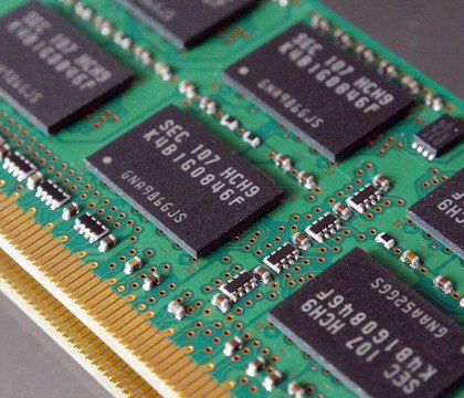 Micron для ускорения производства DRAM инвестирует в завод PSMC Дефицит памяти вынуждает производителей искать быстрые способы увеличить выпуск Micron договорилась о доступе к действующей фабрике тайваньского контрактного производителя рассчитывая в сжатые сроки нарастить выпуск DRAM Micron объявила о стратегическом соглашении с компанией Powerchip Semiconductor Manufacturing Company PSMC в рамках которого получит доступ к ее фабрике по выпуску DRAM