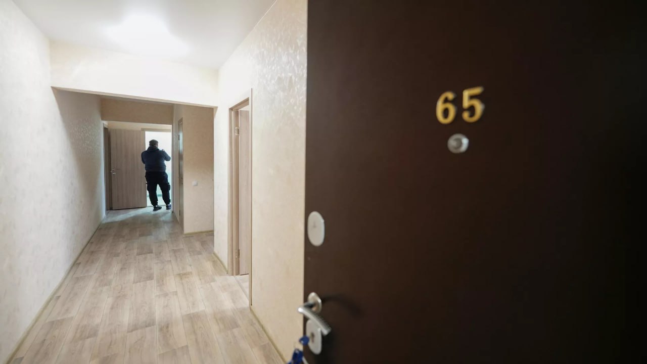 В Беларуси готовится реформа для риэлторов: Создадут орган самоуправления, изменят правила сделок с недвижимостью. Новый закон вводит переаттестацию риэлторов, обязательное высшее образование и лицензирование. Агентов по недвижимости больше не будет. Только риэлторы. Корреспондент Sputnik узнал у адвокат Зарины Залевской о том, как это будет — читайте подробности на нашем сайте.