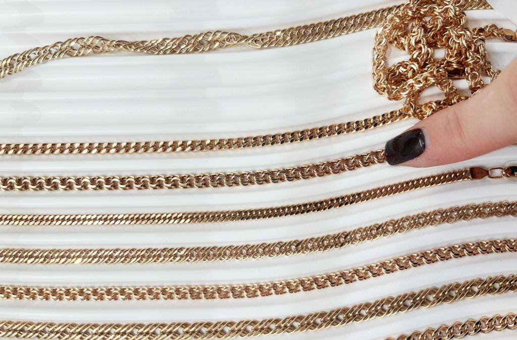 Житель селения Михайловское подозревается в ограблении ювелирного магазина во Владикавказе Как сообщает пресс служба МВД Северной Осетии предварительно установлено что 31 октября текущего года 24 летний мужчина зашел в ювелирный магазин расположенный в одном из торговых центров города и попросил консультанта показать ему золотую цепь в подарок для матери Когда женщина взяла с витрины планшет для демонстрации ювелирных изделий злоумышленник схватил три золотые цепи общей стоимостью свыше 400 тысяч рублей и выбежал из магазина Выяснилось что ранее подозреваемый неоднократно привлекался к уголовной ответственности за грабеж кражу и мошенничество Полицейские изъяли у мужчины одну краденую золотую цепь остальные украшения он продал а деньги потратил на личные нужды Возбуждено уголовное дело Злоумышленнику грозит до семи лет лишения свободы region15 ru