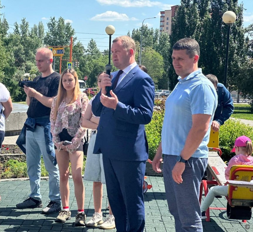 Обновленную детскую площадку открыли в Центральном районе 1 июня, в Международный день защиты детей, открыли обновлённую детскую площадку на пересечении проспекта Красноармейского и улицы Партизанской. Работы по замене игрового комплекса выполняла компания «Строительная перспектива», обновление площадки стоило 6 миллионов рублей. На детской площадке полностью заменили игровой комплекс, который включает в себя горки, переходы, тоннели, а также уложили новое безопасное покрытие. На торжественной церемонии открытия присутствовали глава Центрального района Максим Сабына и депутат Барнаульской городской Думы, руководитель фракции «Единая Россия» Вячеслав Перерядов. Максим Сабына отметил, что при поддержке главы города Барнаула Вячеслава Генриховича Франка, депутатов, предпринимателей, общественников и родителей за последние пять лет благодаря различным проектам обустроено около 20 площадок: «Символично, что в День защиты детей открываем детскую площадку. Выражаю благодарность компании «Строительная перспектива» и лично руководителю компании Андрею Геннадьевичу Комякову за инициативу. За короткое время в сквере появился обновленный детский игровой комплекс. С праздником дорогие жители, желаю всем крепкого здоровья и семейного благополучия». Детский игровой комплекс установлен в сентябре 2016 года в рамках празднования 286-ой годовщины со Дня основания города Барнаула. И вот уже на протяжении почти 10 лет данное место очень востребовано у маленьких барнаульцев. К словам поздравления присоединился депутат Барнаульской городской Думы Вячеслав Перерядов: «Дорогие дети! Желаю никогда не останавливаться на достигнутом. Мечтайте, дружите и стремитесь узнавать новое! Пусть каждый из вас ощущает поддержку и заботу близких. Особая благодарность родителям, бабушкам и дедушкам за ту безусловную любовь и тепло, которые вы дарите детям. В условиях современных вызовов особенно важно помнить о нашей ответственности за их безопасность и благополучие. Мы, взрослые, обязаны заботиться о детях, поддерживать семейные ценности и помогать раскрывать их таланты, чтобы они выросли достойными гражданами и настоящими патриотами нашей страны». На открытие площадки пришли дети и их родители. Для ребят аниматоры провели развлекательную программу с играми и музыкальными номерами.