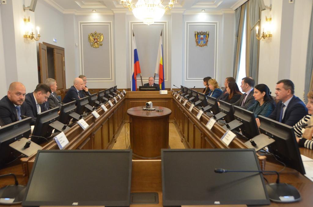 В Законодательном Собрании Ростовской области состоялось экспертное обсуждение актуальных вопросов реализации на Дону инициативных проектов В мероприятии приняли участие депутаты донского парламента руководители областных органов власти и муниципалитетов представители законодательных органов Донецкой и Луганской народных республик Херсонской и Запорожской областей Первый заместитель Председателя Законодательного Собрания Ростовской области председатель комитета по бюджету Андрей Харченко напомнил что региональный закон об инициативных проектах был принят в 2019 году тогда он назывался Об инициативном бюджетировании Задачей органов власти в рамках его реализации стало создание механизма позволяющего жителям области напрямую предлагать и совместно с властью финансировать небольшие но важные для их населенного пункта проекты решения местных проблем На реализацию инициативных проектов в 2025 году из областного бюджета предусмотрено 500 млн рублей В конкурсном отборе участвовало 423 заявки По результатам рейтинга победителями стали 222 проекта из 47 городов и районов Ростовской области Всего же с 2019 по 2024 год на Дону реализовано уже более 760 инициативных проектов На эти цели из регионального бюджета было направлено 1 4 млрд рублей Сегодня мы предоставляем уникальную возможность изучить опыт Ростовской области где данное направление получило серьезную системную поддержку Уверен что наш разговор будет полезен коллегам из соседних регионов Донбасса и Новороссии повысит эффективность реализации в муниципалитетах этого важного инструмента народного участия заключил Андрей Харченко Своим положительным опытом реализации инициативных проектов поделились Азовский и Усть Донецкий районы Ростовской области а также город Таганрог Отдельно была обозначена тема интеграции механизмов инициативного бюджетирования в процесс реализации наказов избирателей Все озвученные идеи и предложения будут учтены в дальнейшей практической работе Законодательное Собрание Ростовской области