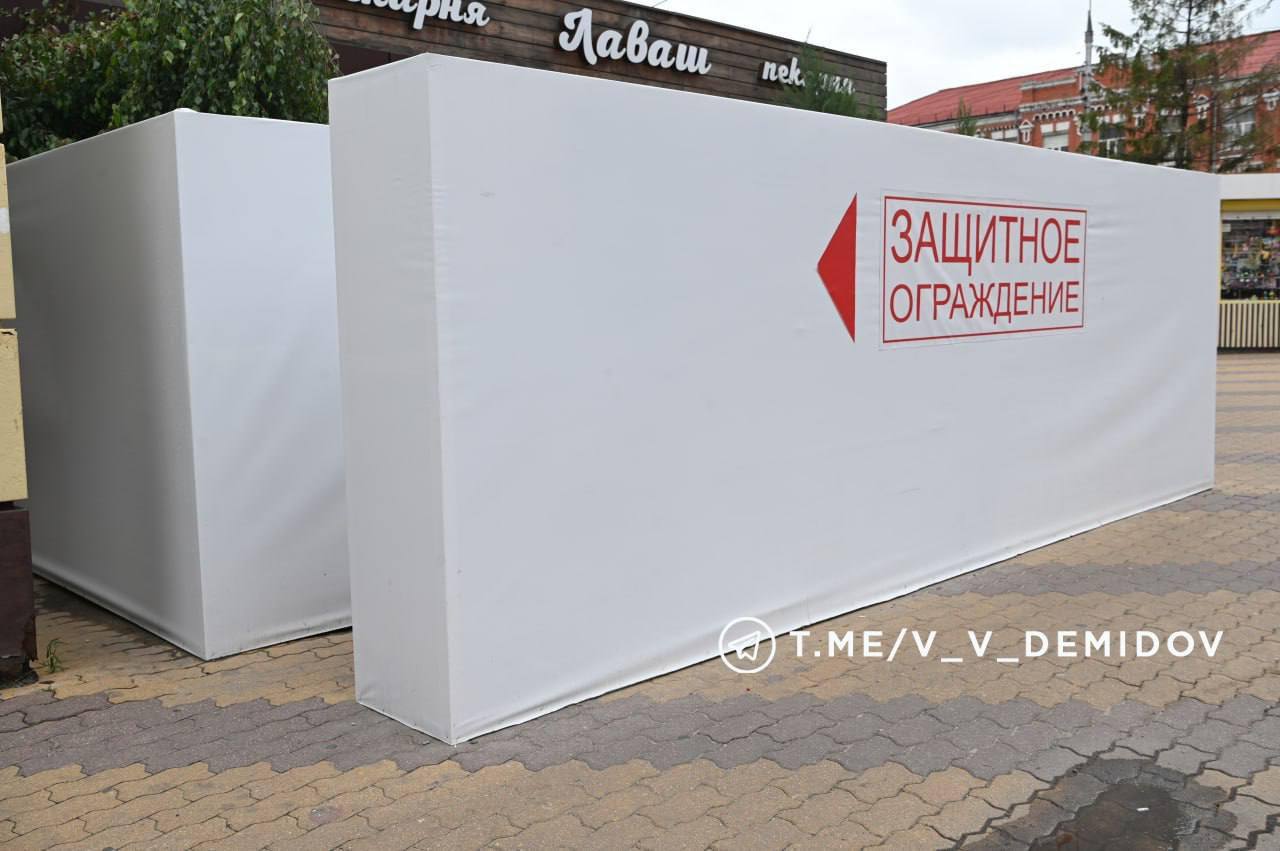 Губернатор предложил публиковать данные белгородцев, которые превращают укрытия в общественные туалеты  «К сожалению, некоторые жители используют укрытия не по назначению. Это может стоить жизни людям, которые в критический момент не смогут ими воспользоваться. Поэтому необходимо усиливать контроль, вплоть до установки камер. Я считаю, что нужно показывать в лицо тех, кто ведёт себя неадекватно. Пусть потом они подают в суд за разглашение данных — но обществу должны быть известны такие “герои”», — заявил Вячеслав Гладков.  Теперь управляющим компаниям поручено регулярно проверять состояние укрытий и наказывать нарушителей. При этом, по словам главы региона, перекладывать уборку на службы БГБ нельзя — контроль за порядком остаётся обязанностью управляющих организаций.    Жесть Белгород - подписаться   Прислать новость: