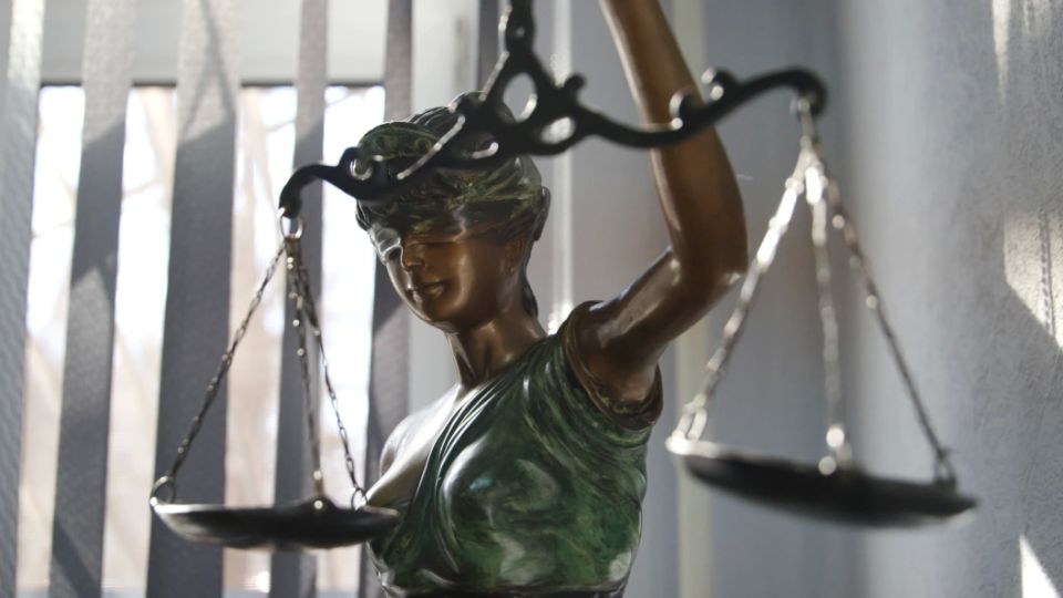 Крымчанка поверить не может что русский суд не отстоял её Мать молит спасти сына В Ростове на Дону суд апеллируя к нормам Гаагской конвенции отклонил ходатайство жительницы Крыма о возвращении сына из Нидерландов Представители правосудия постановили что несовершеннолетний мальчик должен проживать с отцом эмигрантом из Латвии в Европе а не с матерью игнорируя тот факт что экс супруг крымчанки по её словам не совсем адекватен а их семилетний сын до ужаса его боится В интернет пространстве и социальных сетях принято создавать идеализированный образ мужа европейца изображая его этаким истым джентльменом Ему обычно противопоставляется русский Иван не расстающийся с бутылкой Последний якобы любит махать кулаками и не уважает жену в то время как условный Джон воплоще Подробнее