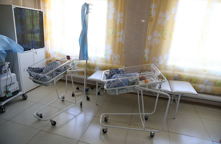 За прошедшие семь дней в Приморье родились 234 ребенка: 121 мальчик и 113 девочек. Уверенно продолжают пополняться ряды многодетных – в 28 семьях родились третьи малыши. В краевом минздраве добавили, что четвёртые детишки появились в 14 семьях, пятые родились в двух семьях, а пять семей пополнились шестыми малышами. Самый крупный ребенок – мальчик, он родился в краевом родильном доме, вес богатыря составил 4 980 граммов.