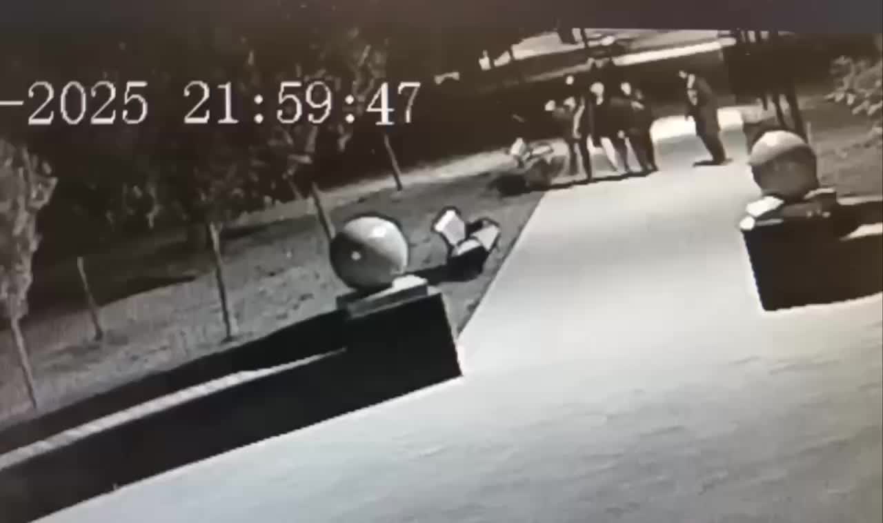 В Долгопрудном в Центральном парке Победы разрушены гранитные шары весом 850 кг