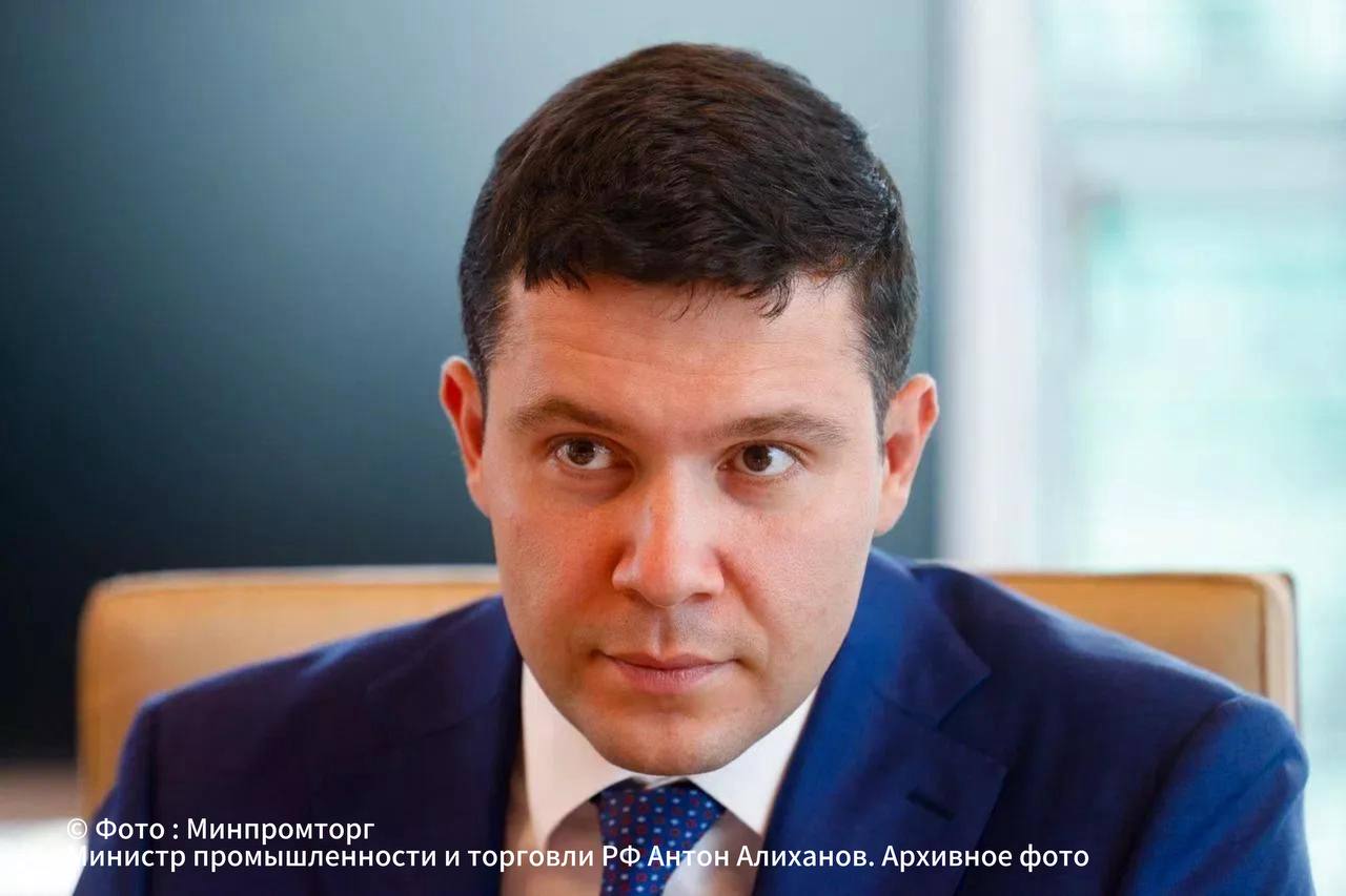 Российский промышленный экспорт демонстрирует уверенный рост По данным за январь июль 2025 года объем промышленного экспорта России вырос на 20 по сравнению с аналогичным периодом прошлого года Такой рост позволяет Минпромторгу уверенно прогнозировать выполнение годового плана Наибольший рост показали следующие ключевые отрасли Машиностроение 35 Минеральные удобрения 36 Металлургия 13 С учетом текущей динамики правительство ожидает что по итогам 2025 года объем промышленного экспорта превысит плановый показатель в 111 миллиардов долларов Отмечается что у экспортеров сохраняются сложности включая логистические барьеры и дорогие кредиты Для поддержки бизнеса особенно в реализации масштабных проектов необходимы меры льготного финансирования Сталевар и Ко