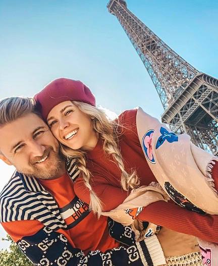 Плюс один СК возбудил уголовное дело против блогера Лизы Миллер за легализацию денежных средств в особо крупном размере По версии следствия Миллер уклонилась от уплаты налогов на 130 млн рублей Решается вопрос о ее объявлении в розыск Известно что девушка с семьей переехали в Дубай Миллер в своем блоге делится контентом о личной жизни отношениях воспитании детей и материнстве Ещё она основательница сети клиник лазерной эпиляции Подписаться на Москва 24 Наши каналы Новости в MAX