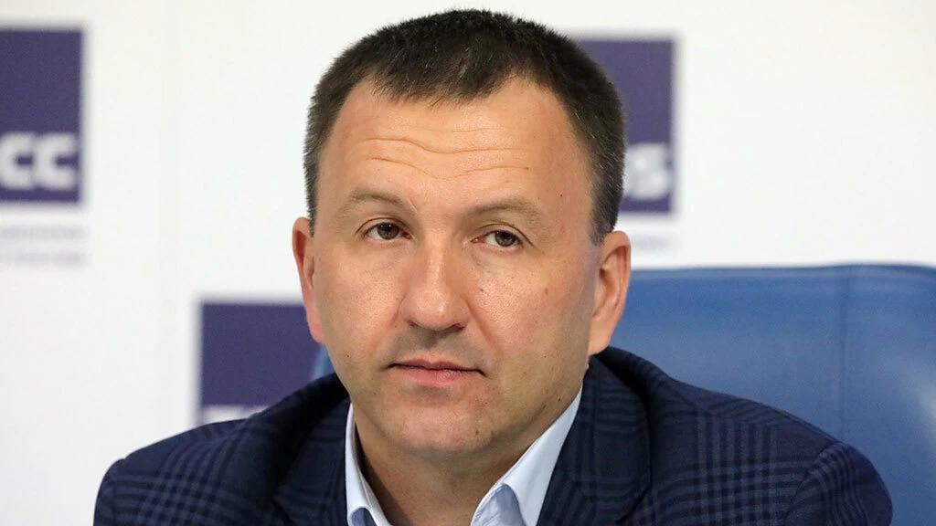 Павел Красноруцкий экс глава Российского союза молодежи арестован по делу о растрате в особо крупном размере Тверской суд Москвы избрал для Красноруцкого меру пресечения в виде содержания под стражей Бывшего председателя Российского союза молодежи задержали несколько дней назад при этом обыски прошли и в офисе организации Подробности уголовного дела в суде пока не раскрыли а текст постановления об аресте не опубликован bg ru bg people people news 30449 krasnorutskiy Большой Город