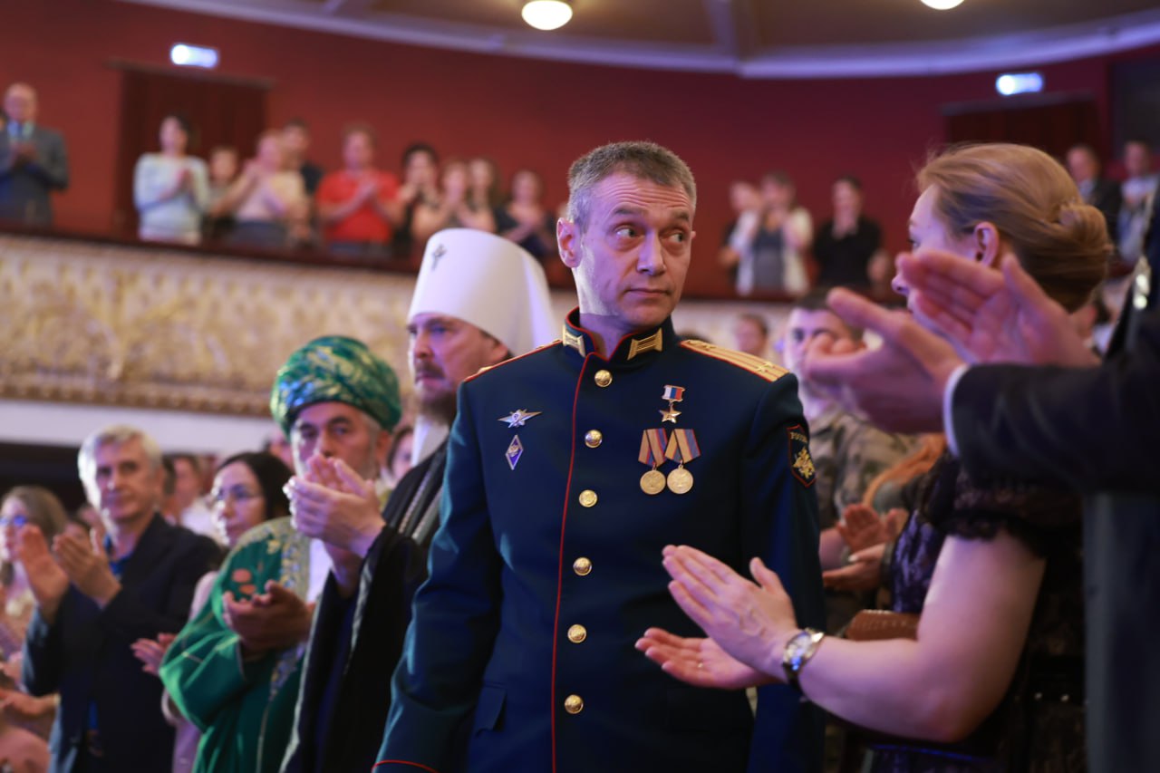 История Героя России из Чебаркуля ляжет в основу графической новеллы   gubernia74 ru articles society 1136915 Награжденный Золотой Звездой боец из Чебаркуля Максим Шоломов стал участником проекта общества Знание теперь его история войдет в сборник графических новелл о Героях России и ветеранах СВО Всего в новом тираже сборника выйдет 15 историй повествующих о подвигах бойцов К слову графическая новелла это объемный роман в котором сюжет передается через рисунок а текст играет вспомогательную роль Такой жанр очень популярен в молодежной среде   t me chgub